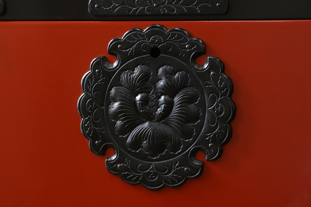 中古　美品!!　希少モデル　赤黒呂塗り　藤原塗り　朱塗り　色のコントラストが鮮やかで美しい岩谷堂箪笥(整理箪笥、収納箪笥、衣装箪笥、和箪笥、引き出し)(定価約110万円)(R-072046)