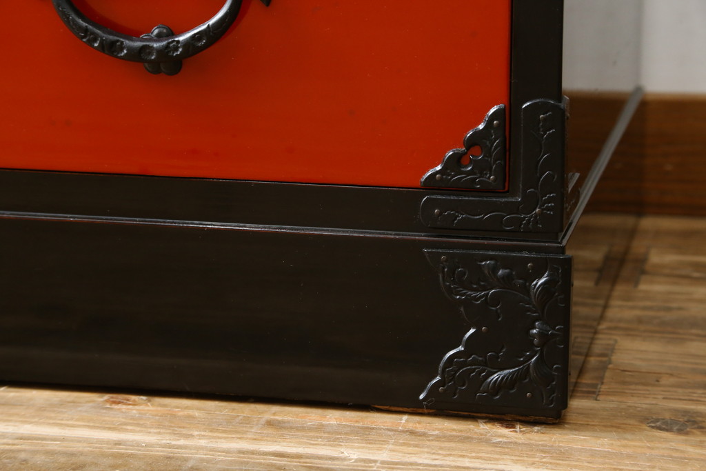 中古　美品!!　希少モデル　赤黒呂塗り　藤原塗り　朱塗り　色のコントラストが鮮やかで美しい岩谷堂箪笥(整理箪笥、収納箪笥、衣装箪笥、和箪笥、引き出し)(定価約110万円)(R-072046)