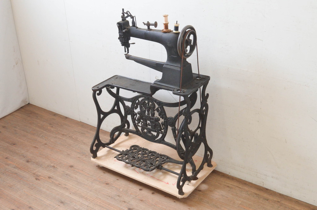 希少!!　ジャンク品　ドイツ製　置くだけで絵になる素敵な足踏みミシン(八方ミシン、ミシンテーブル、ミシン台、工業用ミシン、サイドテーブル、ディスプレイ、ドイツ)(R-072967)