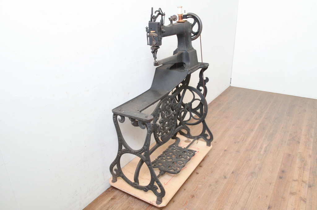 希少!!　ジャンク品　ドイツ製　置くだけで絵になる素敵な足踏みミシン(八方ミシン、ミシンテーブル、ミシン台、工業用ミシン、サイドテーブル、ディスプレイ、ドイツ)(R-072967)