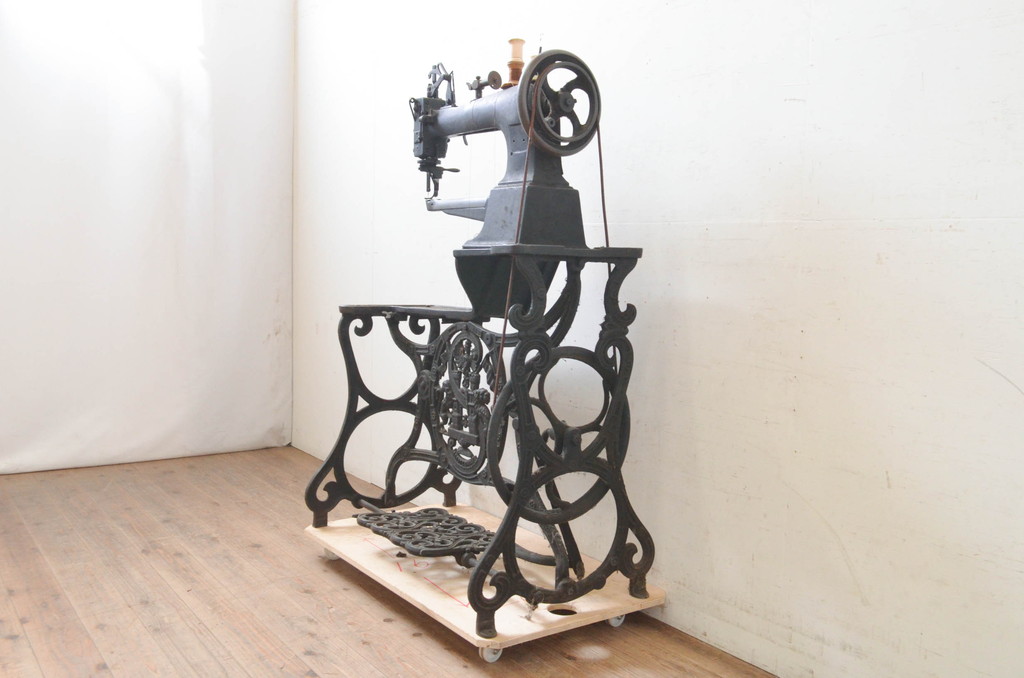 希少!!　ジャンク品　ドイツ製　置くだけで絵になる素敵な足踏みミシン(八方ミシン、ミシンテーブル、ミシン台、工業用ミシン、サイドテーブル、ディスプレイ、ドイツ)(R-072967)