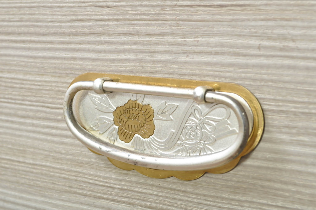 中古　伝統工芸士　頓所芳男作　天板リメイク　繊細なデザインの金具が魅力的な加茂桐箪笥(胴厚、総桐たんす、和たんす、収納箪笥、衣装箪笥)(R-080366)