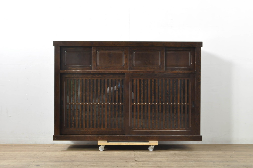 中古　高級　銘木　鉄刀木(タガヤサン)　総無垢(ムク)材　和モダンテイストのお部屋づくりに取り入れたい水屋箪笥サイドボード(食器棚、収納棚、キャビネット、サイドキャビネット、戸棚)(R-079988)