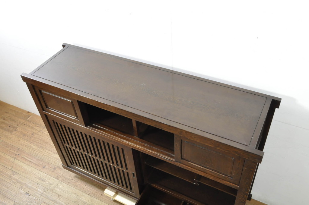 中古　高級　銘木　鉄刀木(タガヤサン)　総無垢(ムク)材　和モダンテイストのお部屋づくりに取り入れたい水屋箪笥サイドボード(食器棚、収納棚、キャビネット、サイドキャビネット、戸棚)(R-079988)
