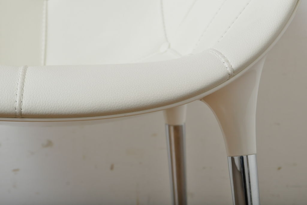 中古　展示品　超美品　Cassinaixc.(カッシーナイクスシー)　Philippe Starck(フィリップ・スタルク)　246　PASSION(パシオン)　本革　丸みのあるボディと華奢な脚のバランスが美しいアームチェア(ダイニングチェア、椅子、イス、レザー)(定価約21万円)(R-061225)