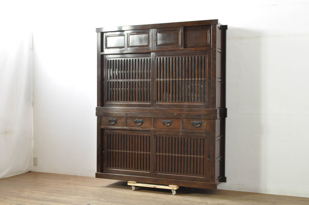 中古　高級　銘木　鉄刀木(タガヤサン)　総無垢(ムク)材　和モダンテイストのお部屋づくりに取り入れたい水屋箪笥(収納棚、戸棚、食器棚、カップボード、キャビネット)(R-079990)
