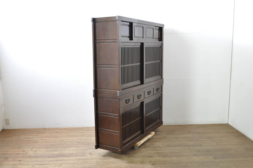中古　高級　銘木　鉄刀木(タガヤサン)　総無垢(ムク)材　和モダンテイストのお部屋づくりに取り入れたい水屋箪笥(収納棚、戸棚、食器棚、カップボード、キャビネット)(R-079990)