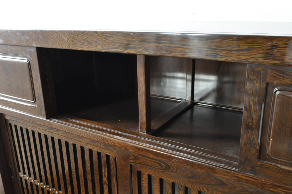 中古　高級　銘木　鉄刀木(タガヤサン)　総無垢(ムク)材　和モダンテイストのお部屋づくりに取り入れたい水屋箪笥(収納棚、戸棚、食器棚、カップボード、キャビネット)(R-079990)