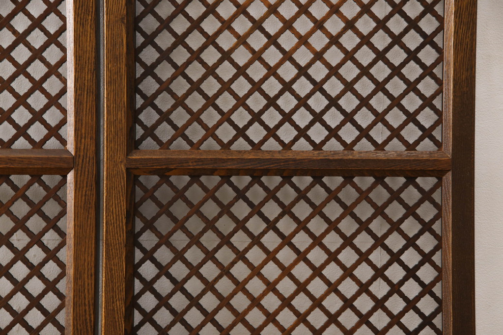 中古　カントリーハウス　秋山木工(職人堅木)　クラシカルな雰囲気の飾り彫りが美しいパーテーション(衝立て、間仕切り、折り畳み)(R-062988)