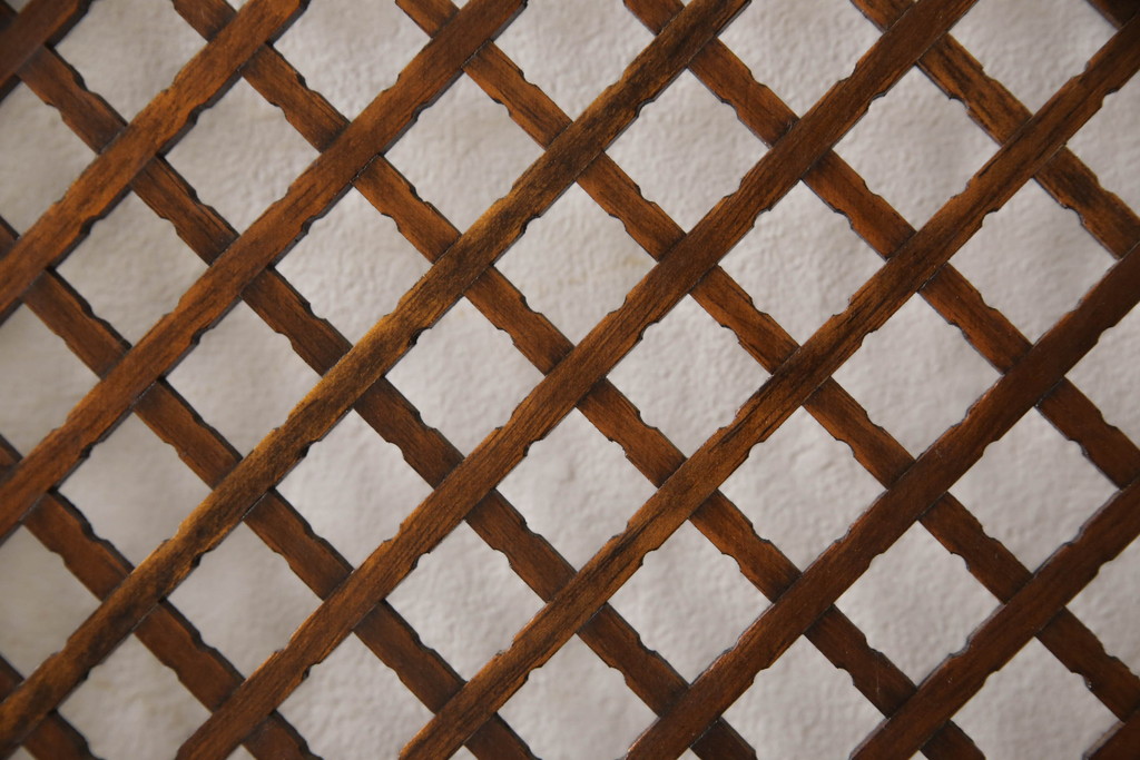 中古　カントリーハウス　秋山木工(職人堅木)　クラシカルな雰囲気の飾り彫りが美しいパーテーション(衝立て、間仕切り、折り畳み)(R-062988)