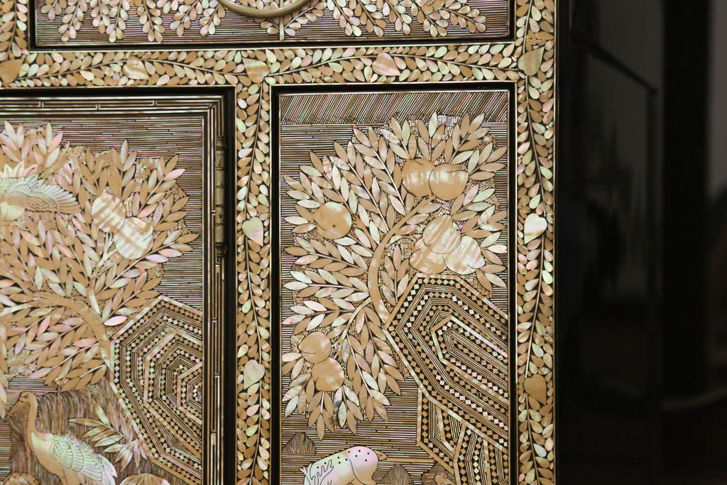 中古　美品　韓国民芸家具　圧巻の螺鈿(ラデン)細工がインパクト抜群の大振りなワードローブ(収納棚、洋服タンス、衣装箪笥)(定価約200万円)(R-060120)