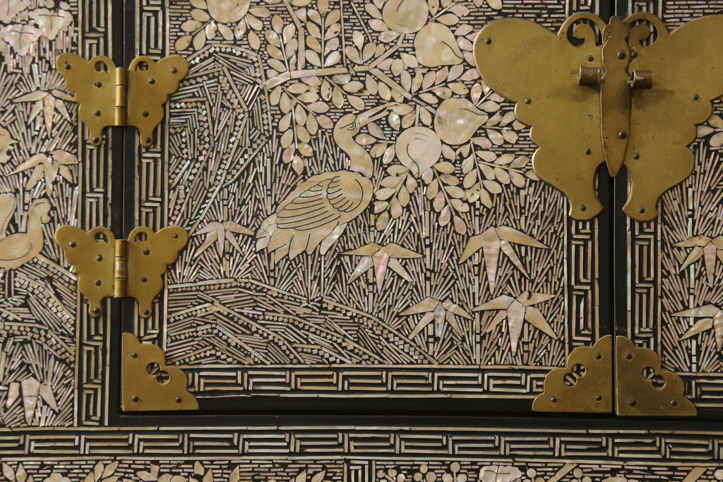 中古　アジア　民芸家具　螺鈿(らでん)細工　蝶の形をした金具が優雅な雰囲気を醸し出すキャビネット(戸棚、収納棚)(R-059135)