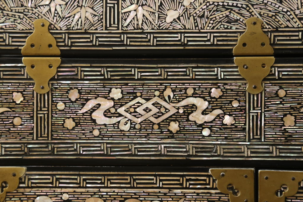 中古　アジア　民芸家具　螺鈿(らでん)細工　蝶の形をした金具が優雅な雰囲気を醸し出すキャビネット(戸棚、収納棚)(R-059135)