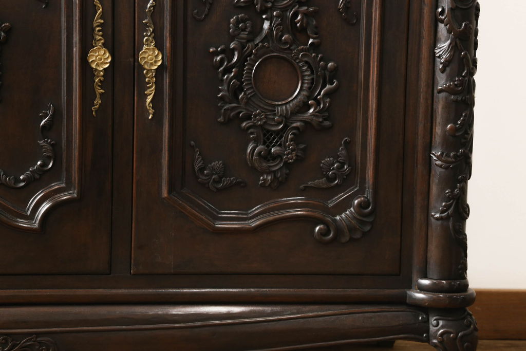 フランスヴィンテージ　豪華な装飾が目を引くウォールナット材製のキャビネット(収納棚、戸棚、食器棚、ビンテージ)(R-048568)