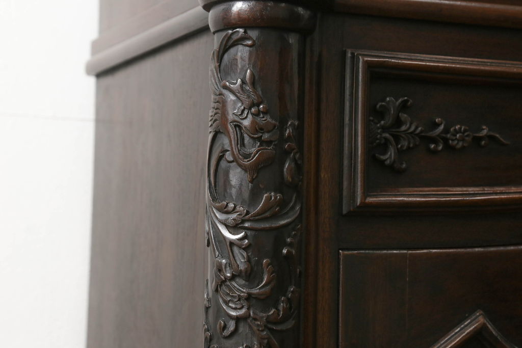 フランスヴィンテージ　豪華な装飾が目を引くウォールナット材製のキャビネット(収納棚、戸棚、食器棚、ビンテージ)(R-048568)
