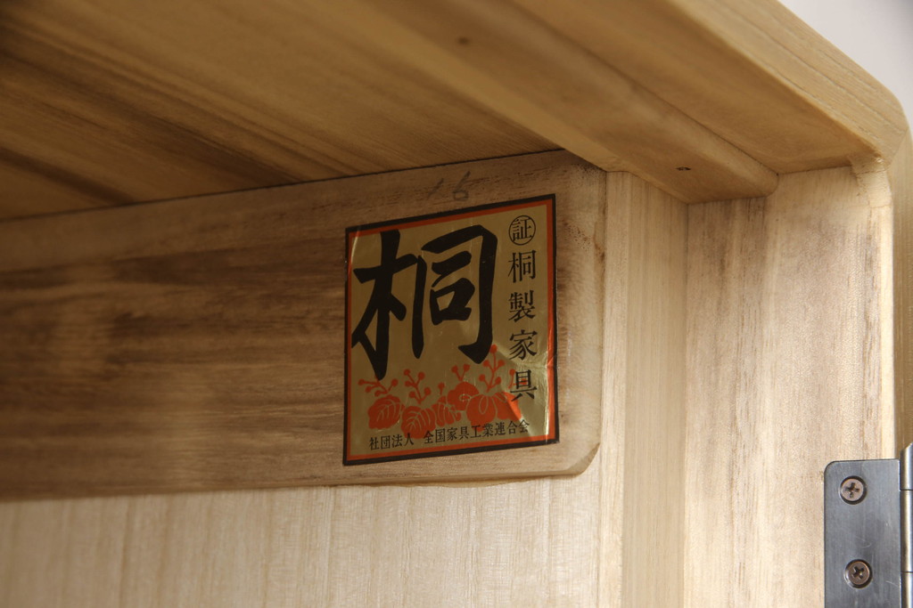 【桐箪笥(桐たんす)リメイク実例】総桐箪笥に高品質リペアを施しました。金具は現状の物を使用し、桐材本来の木目や木の色を活かした木地色仕上げを施しました。(並厚、総桐たんす、着物箪笥、和タンス、衣装箪笥、引き出し)