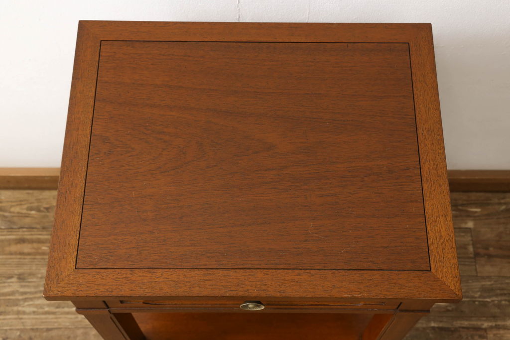 中古　美品　DREXEL HERITAGE(ドレクセルヘリテイジ)　品のある佇まいが美しいサイドテーブル(電話台、ナイトテーブル、コンソールテーブル)(R-058620)