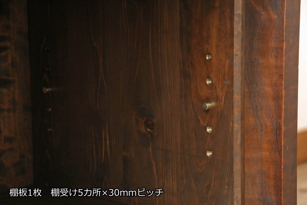 2段重ね箪笥を2つのサイドボードにリメイク!上段の開き戸に棚受けと棚板を制作し、電源タップとリモコン中継器を取り付け。下段は棚底を張り替え。いずれも引手・取っ手を交換し脚を付けて、新材は本体に合わせて着色。本体は1トーン落ち着いた色に仕上げ。