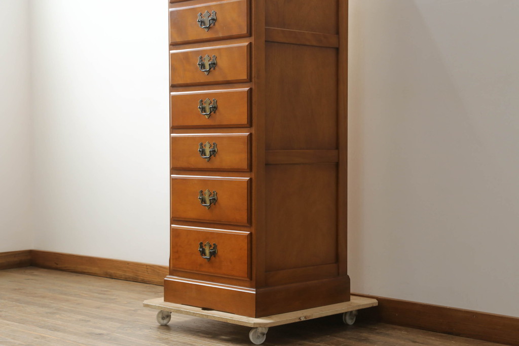 中古　横浜クラシック家具　ダニエル(Daniel)　アーリーアメリカンシリーズ　A-113　温かみのある色合いが魅力的な縦型チェスト(トールチェスト、サイドチェスト、引き出し)(R-075142)