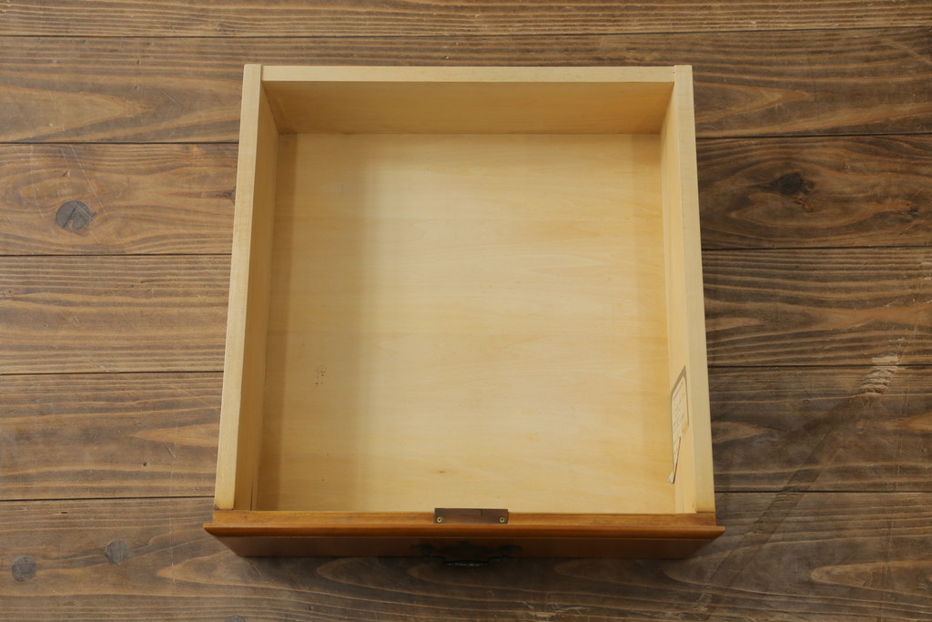 中古　横浜クラシック家具　ダニエル(Daniel)　アーリーアメリカンシリーズ　A-113　温かみのある色合いが魅力的な縦型チェスト(トールチェスト、サイドチェスト、引き出し)(R-075142)