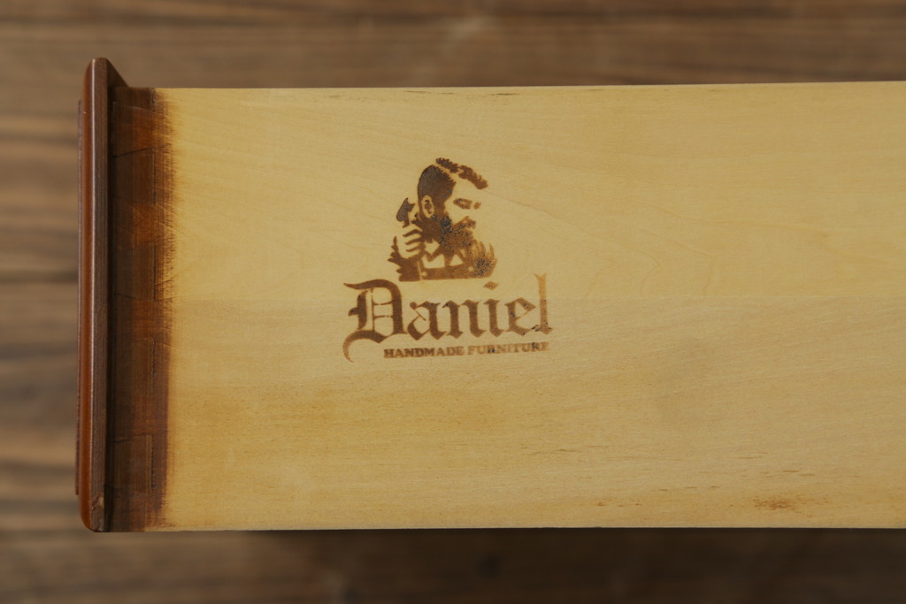 中古　横浜クラシック家具　ダニエル(Daniel)　アーリーアメリカンシリーズ　A-113　温かみのある色合いが魅力的な縦型チェスト(トールチェスト、サイドチェスト、引き出し)(R-075142)