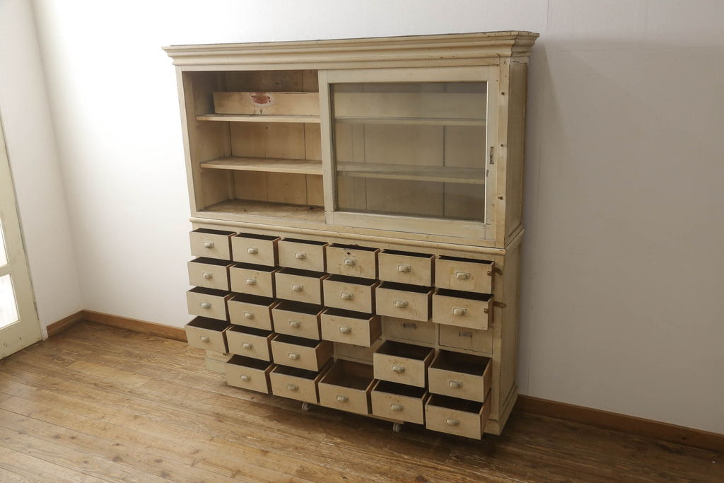 レトロ家具　昭和レトロなペイントキャビネット(引き出し、収納棚)(R-036577)