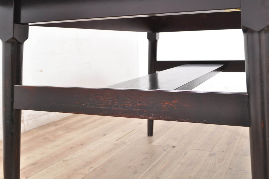 和製ビンテージ　松本民芸家具　塗り直しあり　クラシカルな雰囲気を醸し出す棚付きダイニングテーブル(食卓、2人掛け、4人掛け、作業台、ヴィンテージ)(R-072860)