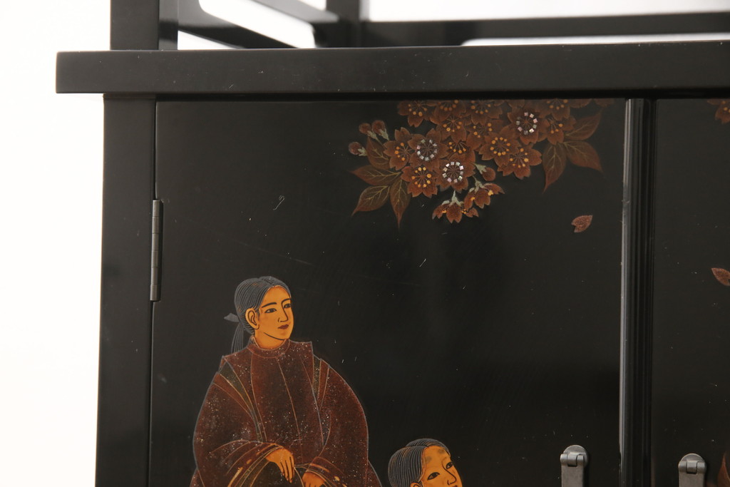 中古　美品　輪島塗り　蒔絵入り　趣ある図柄が目を引く飾り棚(茶棚、戸棚、収納棚)(R-057323)