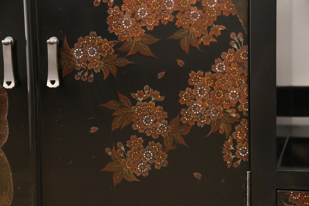 中古　美品　輪島塗り　蒔絵入り　趣ある図柄が目を引く飾り棚(茶棚、戸棚、収納棚)(R-057323)