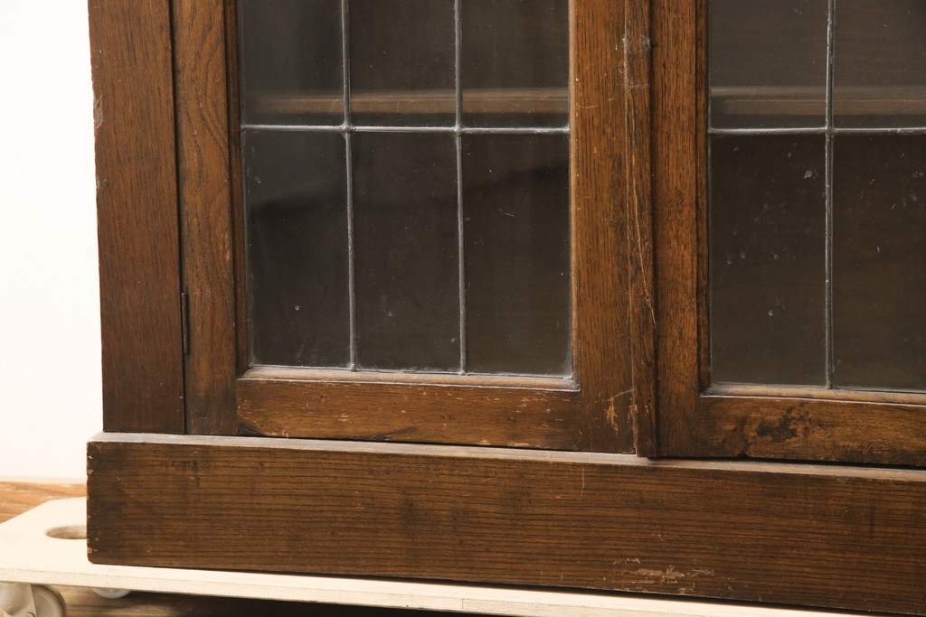 イギリスアンティーク　オーク材　クラシカルな雰囲気を醸し出すステンドグラスブックケース(本箱、本棚、収納棚、戸棚)(R-057344)