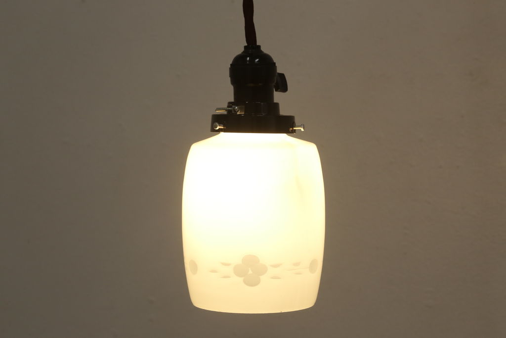 アンティーク照明　昭和レトロ　明かりを点けると浮かび上がるデザインが和の趣あふれるペンダントライト(天井照明、吊り下げ照明、シェード)(R-060677)