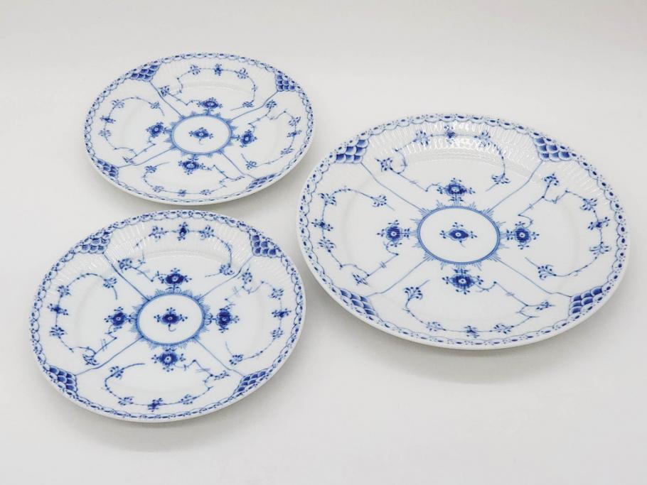 デンマーク　ROYAL COPENHAGEN(ロイヤルコペンハーゲン)　ブルーフルーテッド ハーフレース　(大)約25cm　(小)約19cm　繊細な絵付けが可愛らしいプレート3枚セット(大皿、中皿、洋食器、北欧)(R-081212)