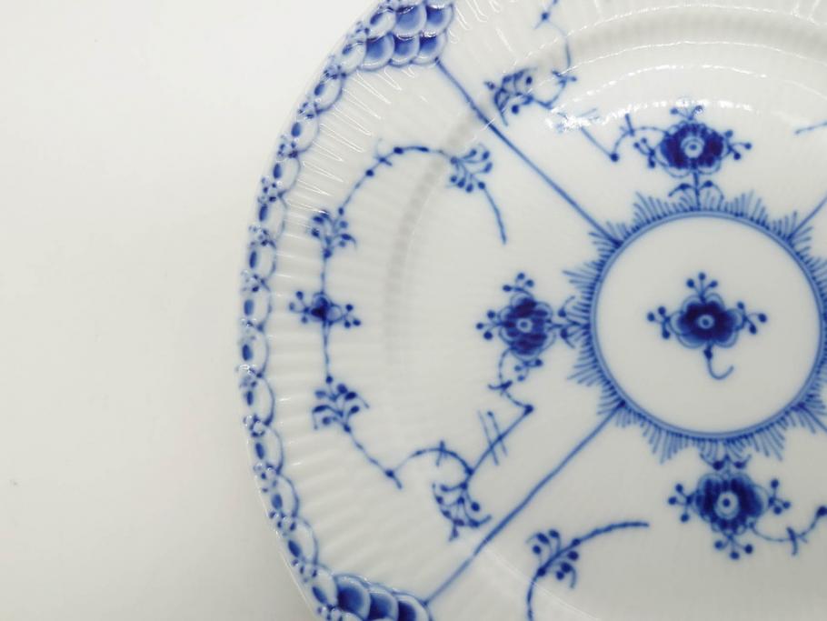 デンマーク　ROYAL COPENHAGEN(ロイヤルコペンハーゲン)　ブルーフルーテッド ハーフレース　(大)約25cm　(小)約19cm　繊細な絵付けが可愛らしいプレート3枚セット(大皿、中皿、洋食器、北欧)(R-081212)
