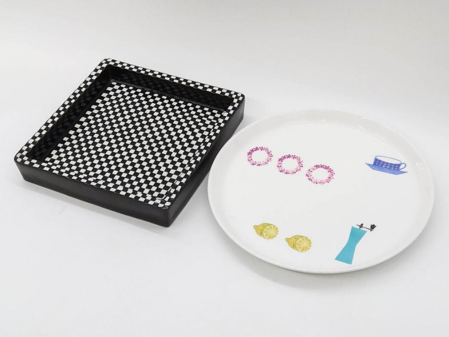 ビンテージ　スウェーデン　GUSTAVSBERG(グスタフスベリ)　DOMINO(ドミノ)　アッシュトレイ　PYNTA(ピンタ)　表情豊かなデザインが目を引くプレート2枚セット(花、フラワー、ヴィンテージ、Stig Lindberg、スティグ・リンドベリ、中皿、大皿、洋食器、北欧)(R-081393)