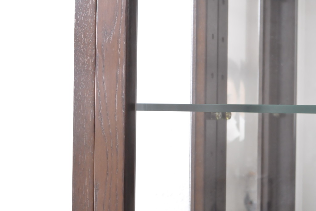 中古　カリモク家具(karimoku)　domani(ドマーニ)　Morganton(モーガントン)　ディスプレイ什器におすすめ!ヒッコリーブラウンのガラスキャビネット(定価約50万円)(ガラスケース、飾り棚、陳列棚)(R-057451)