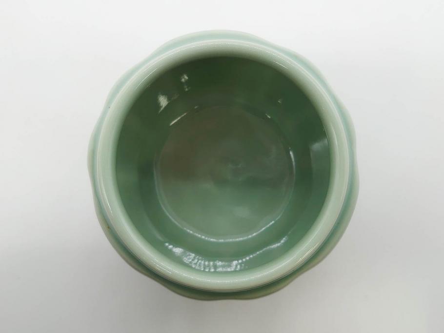 陶工　新開邦太郎　京焼・清水焼　青磁　意匠を凝らした香炉(花、透かし彫り、三つ足、仏具、茶道具、裏印、共箱付き)(R-081397)