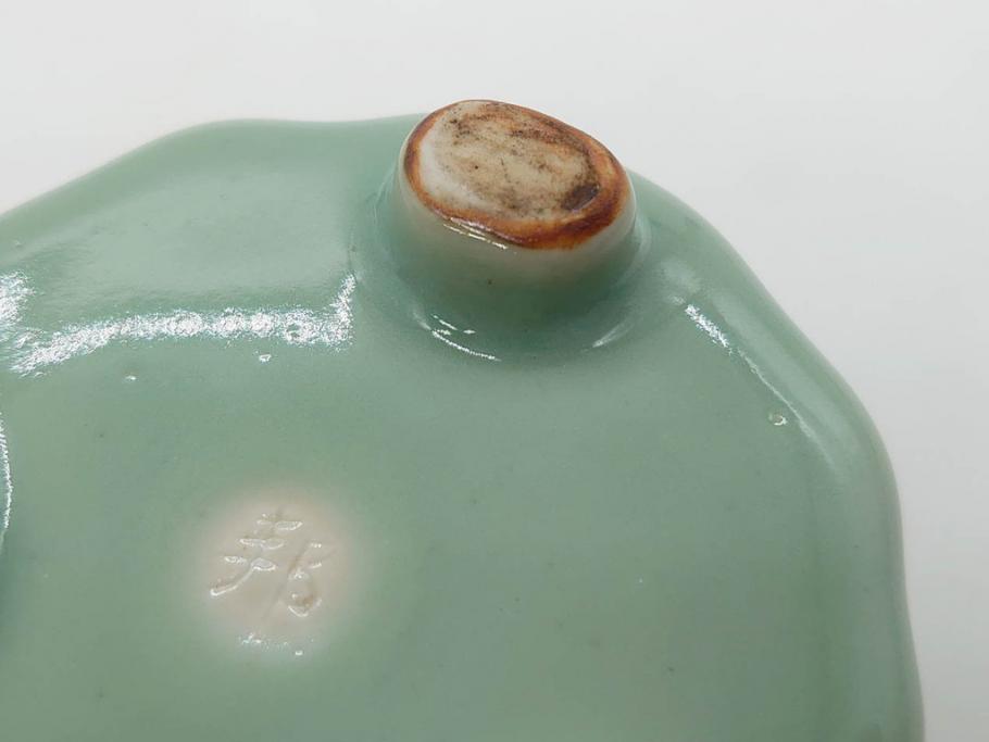 陶工　新開邦太郎　京焼・清水焼　青磁　意匠を凝らした香炉(花、透かし彫り、三つ足、仏具、茶道具、裏印、共箱付き)(R-081397)