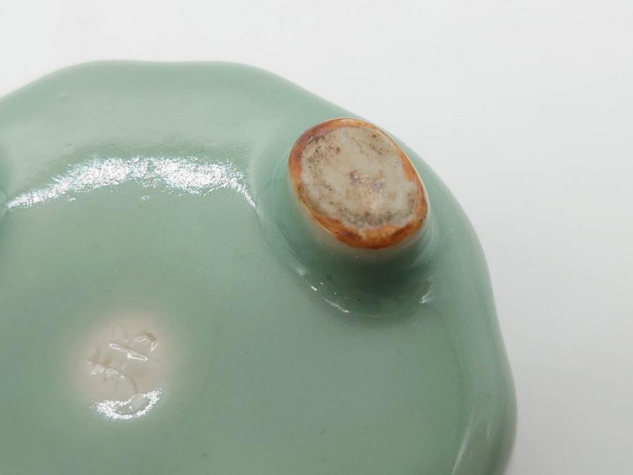 陶工　新開邦太郎　京焼・清水焼　青磁　意匠を凝らした香炉(花、透かし彫り、三つ足、仏具、茶道具、裏印、共箱付き)(R-081397)
