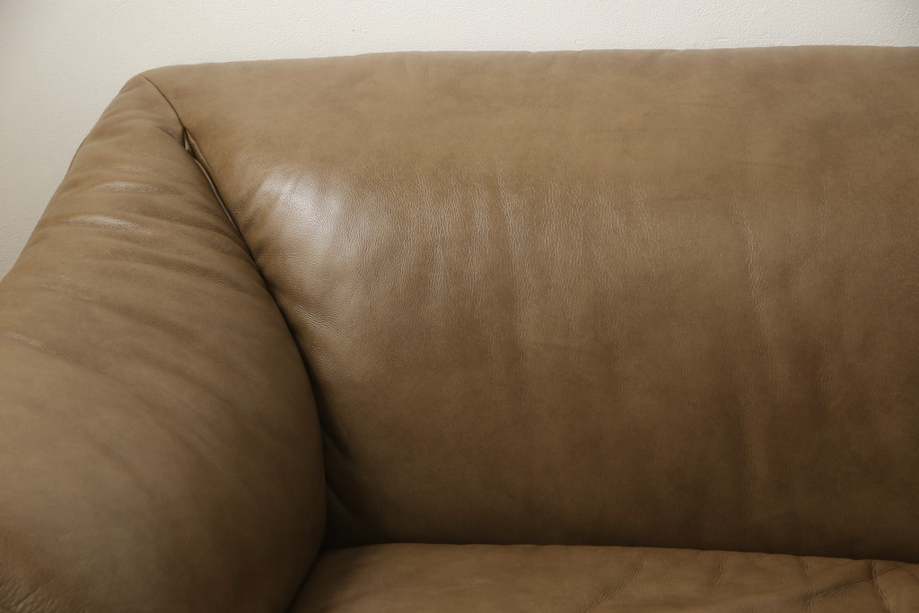 中古　美品　イタリア　ナツッジ(NATUZZI RDITION)　レザーエディションズ　ローバックで広々とした空間を楽しめる2.5人掛けソファ(2人掛け、3人掛け、本革ソファ)(定価約60万円)(R-059633)