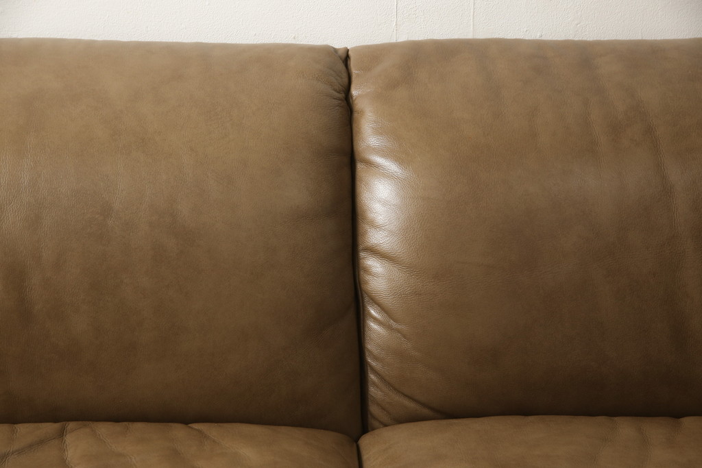 中古　美品　イタリア　ナツッジ(NATUZZI RDITION)　レザーエディションズ　ローバックで広々とした空間を楽しめる2.5人掛けソファ(2人掛け、3人掛け、本革ソファ)(定価約60万円)(R-059633)