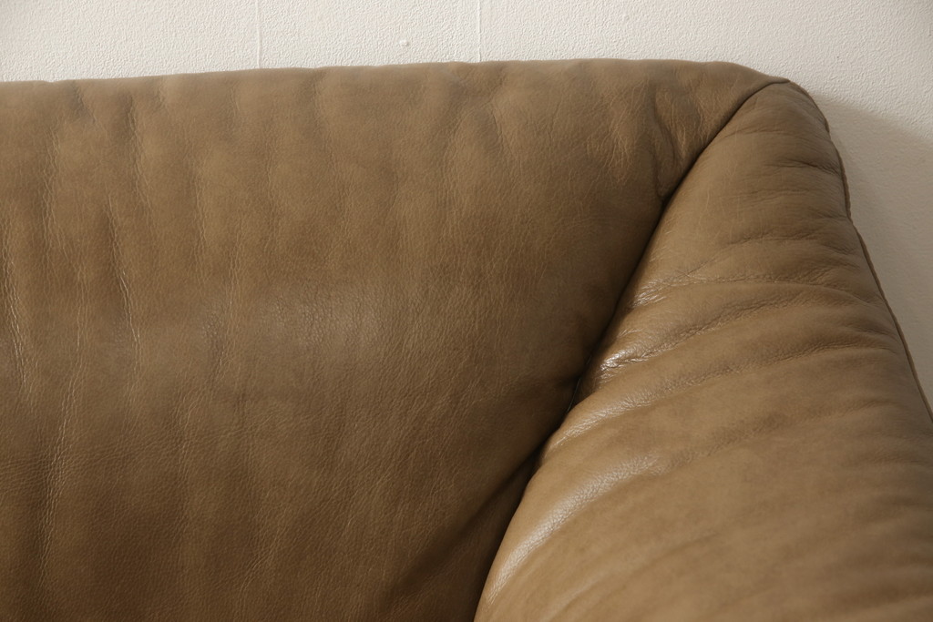 中古　美品　イタリア　ナツッジ(NATUZZI RDITION)　レザーエディションズ　ローバックで広々とした空間を楽しめる2.5人掛けソファ(2人掛け、3人掛け、本革ソファ)(定価約60万円)(R-059633)