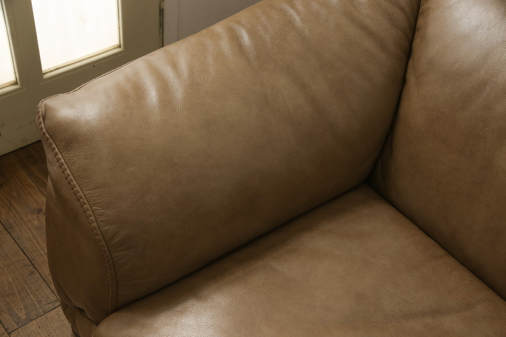 中古　美品　イタリア　ナツッジ(NATUZZI RDITION)　レザーエディションズ　ローバックで広々とした空間を楽しめる2.5人掛けソファ(2人掛け、3人掛け、本革ソファ)(定価約60万円)(R-059633)