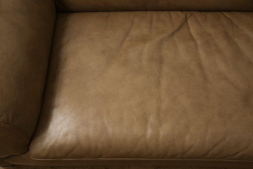 中古　美品　イタリア　ナツッジ(NATUZZI RDITION)　レザーエディションズ　ローバックで広々とした空間を楽しめる2.5人掛けソファ(2人掛け、3人掛け、本革ソファ)(定価約60万円)(R-059633)