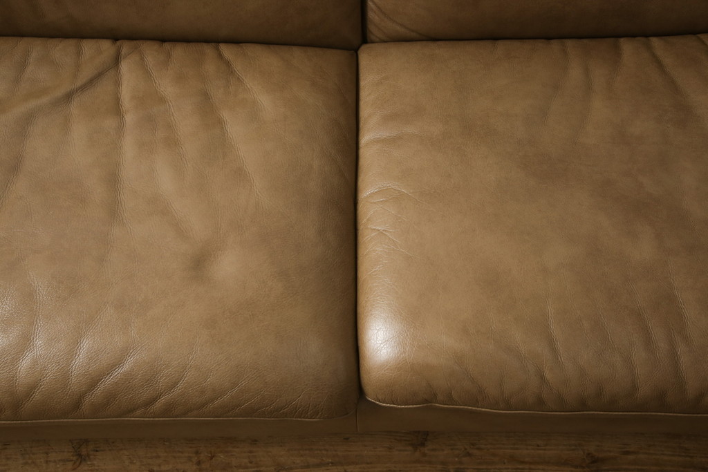 中古　美品　イタリア　ナツッジ(NATUZZI RDITION)　レザーエディションズ　ローバックで広々とした空間を楽しめる2.5人掛けソファ(2人掛け、3人掛け、本革ソファ)(定価約60万円)(R-059633)