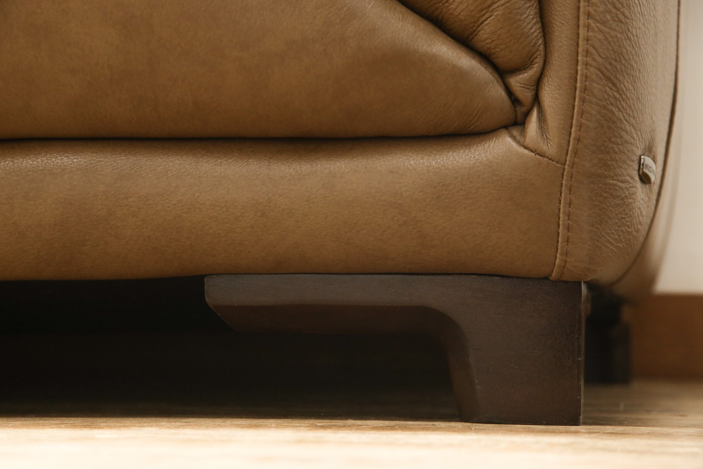 中古　美品　イタリア　ナツッジ(NATUZZI RDITION)　レザーエディションズ　ローバックで広々とした空間を楽しめる2.5人掛けソファ(2人掛け、3人掛け、本革ソファ)(定価約60万円)(R-059633)