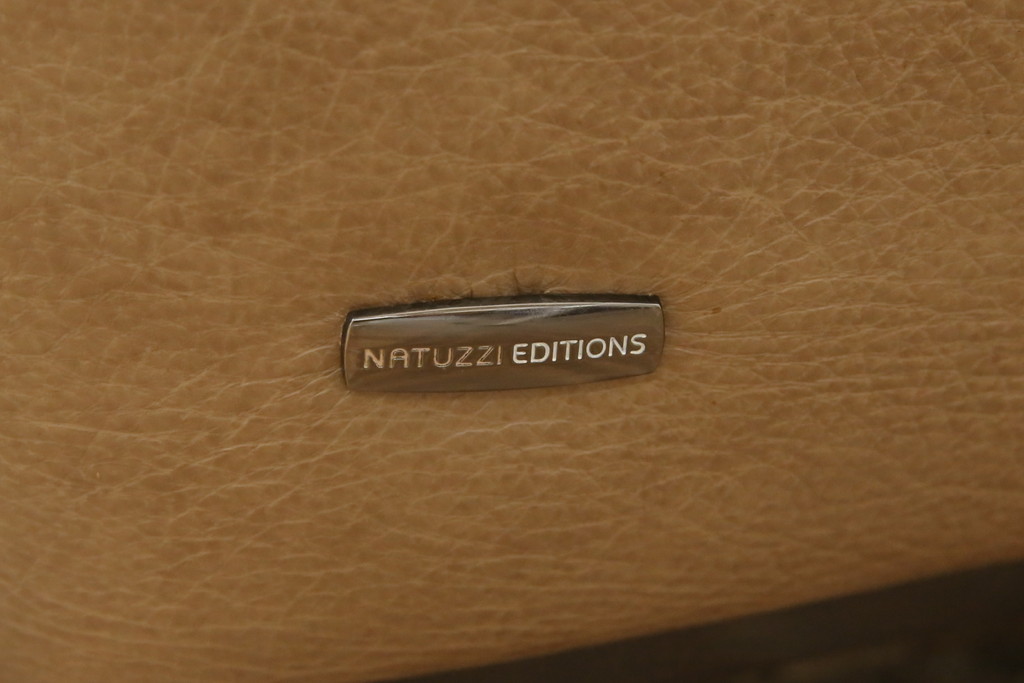 中古　美品　イタリア　ナツッジ(NATUZZI RDITION)　レザーエディションズ　ローバックで広々とした空間を楽しめる2.5人掛けソファ(2人掛け、3人掛け、本革ソファ)(定価約60万円)(R-059633)