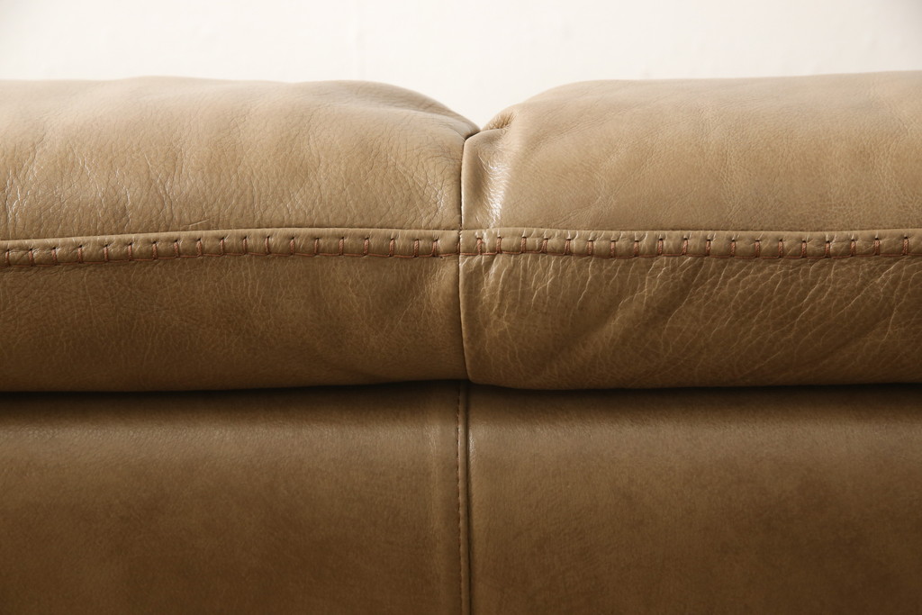 中古　美品　イタリア　ナツッジ(NATUZZI RDITION)　レザーエディションズ　ローバックで広々とした空間を楽しめる2.5人掛けソファ(2人掛け、3人掛け、本革ソファ)(定価約60万円)(R-059633)