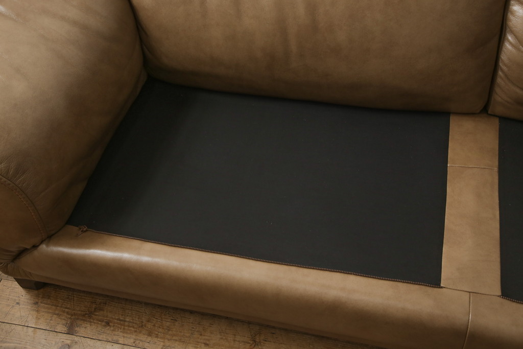 中古　美品　イタリア　ナツッジ(NATUZZI RDITION)　レザーエディションズ　ローバックで広々とした空間を楽しめる2.5人掛けソファ(2人掛け、3人掛け、本革ソファ)(定価約60万円)(R-059633)
