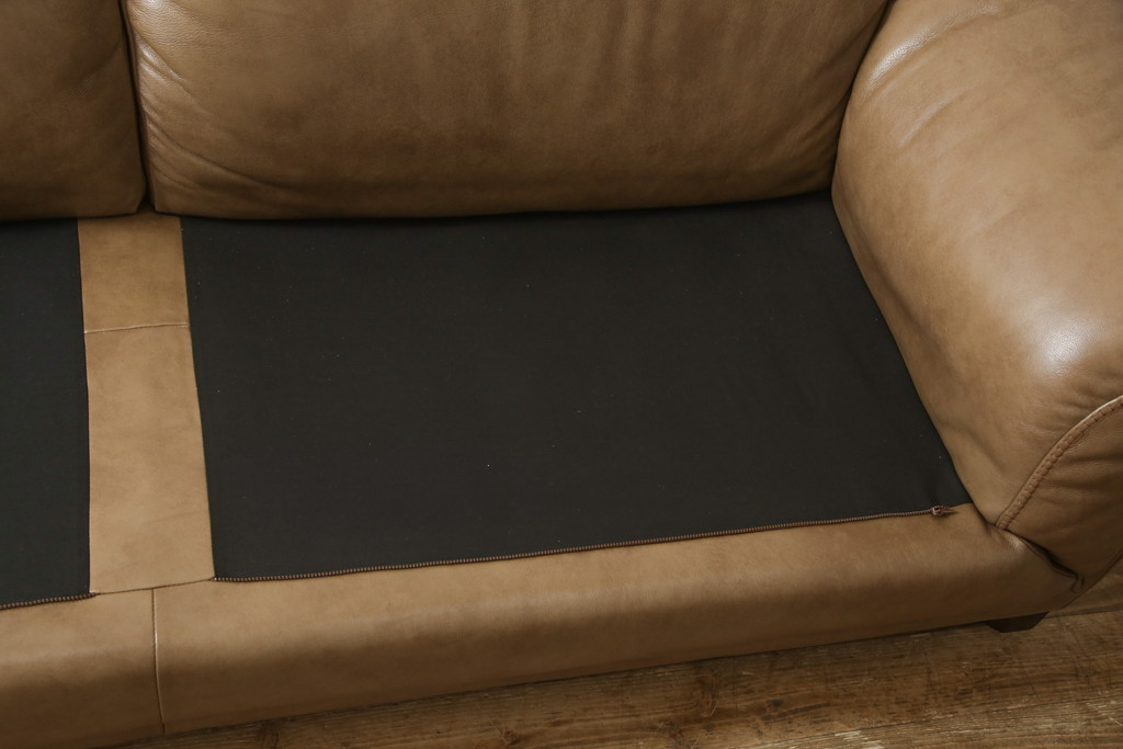 中古　美品　イタリア　ナツッジ(NATUZZI RDITION)　レザーエディションズ　ローバックで広々とした空間を楽しめる2.5人掛けソファ(2人掛け、3人掛け、本革ソファ)(定価約60万円)(R-059633)