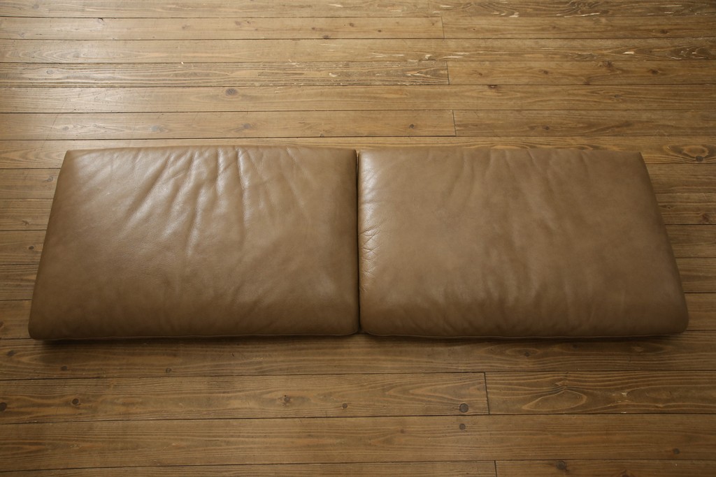 中古　美品　イタリア　ナツッジ(NATUZZI RDITION)　レザーエディションズ　ローバックで広々とした空間を楽しめる2.5人掛けソファ(2人掛け、3人掛け、本革ソファ)(定価約60万円)(R-059633)